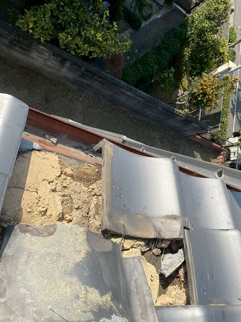 瓦の下の葺き土